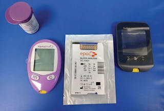 un glucómetro, un analizador de gases en sangre y un medidor de cuerpos cetónicos